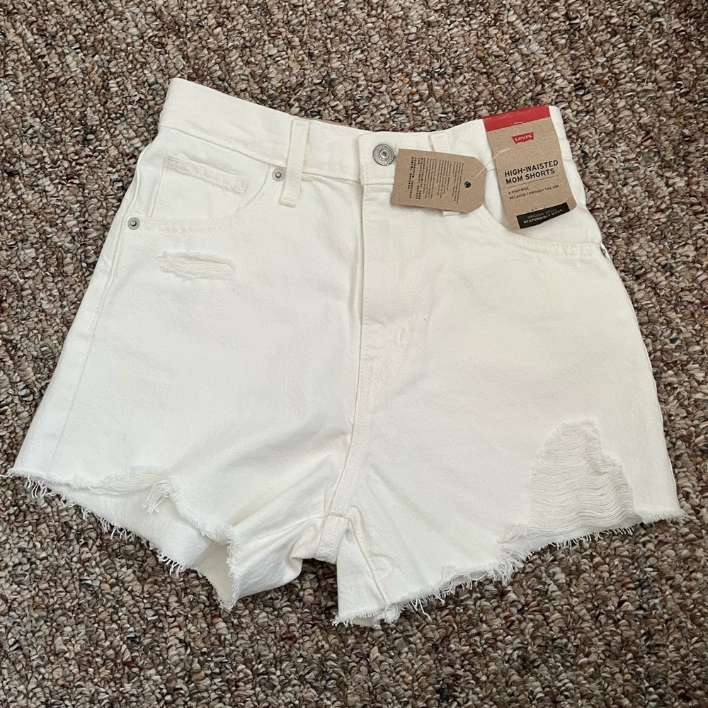 NWT Levis high waisted mom Shorts 24